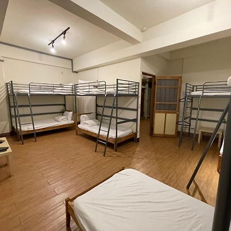 Chiayi Petite Hostel Bagian luar foto