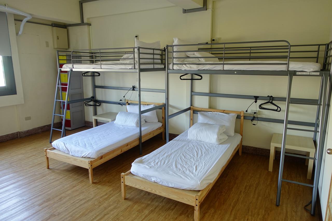 Chiayi Petite Hostel Bagian luar foto