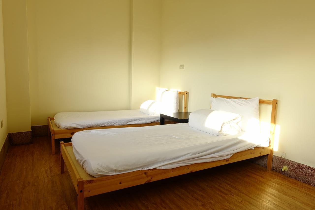 Chiayi Petite Hostel Bagian luar foto