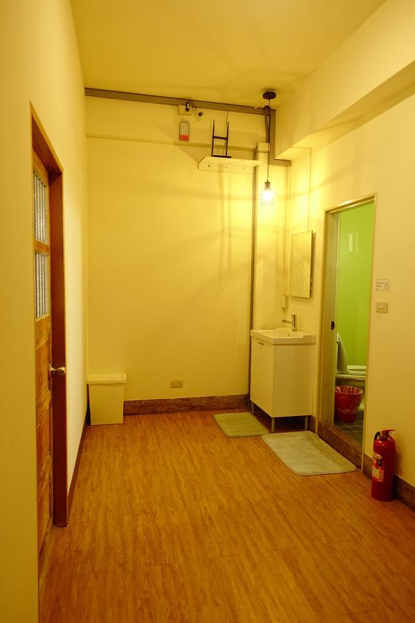 Chiayi Petite Hostel Bagian luar foto