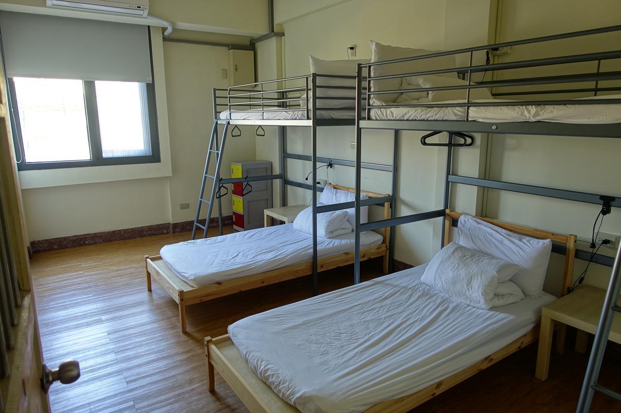 Chiayi Petite Hostel Bagian luar foto