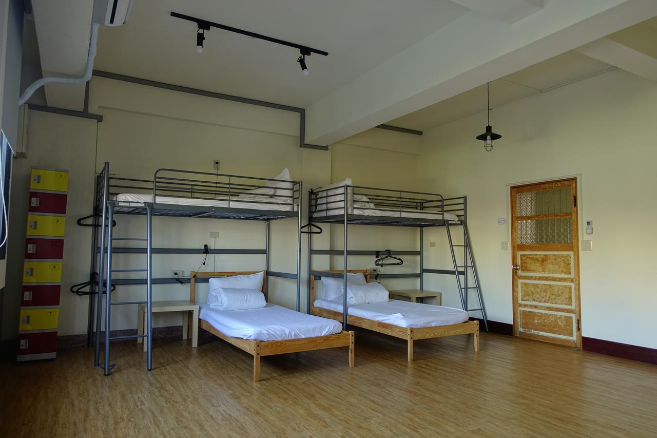 Chiayi Petite Hostel Bagian luar foto