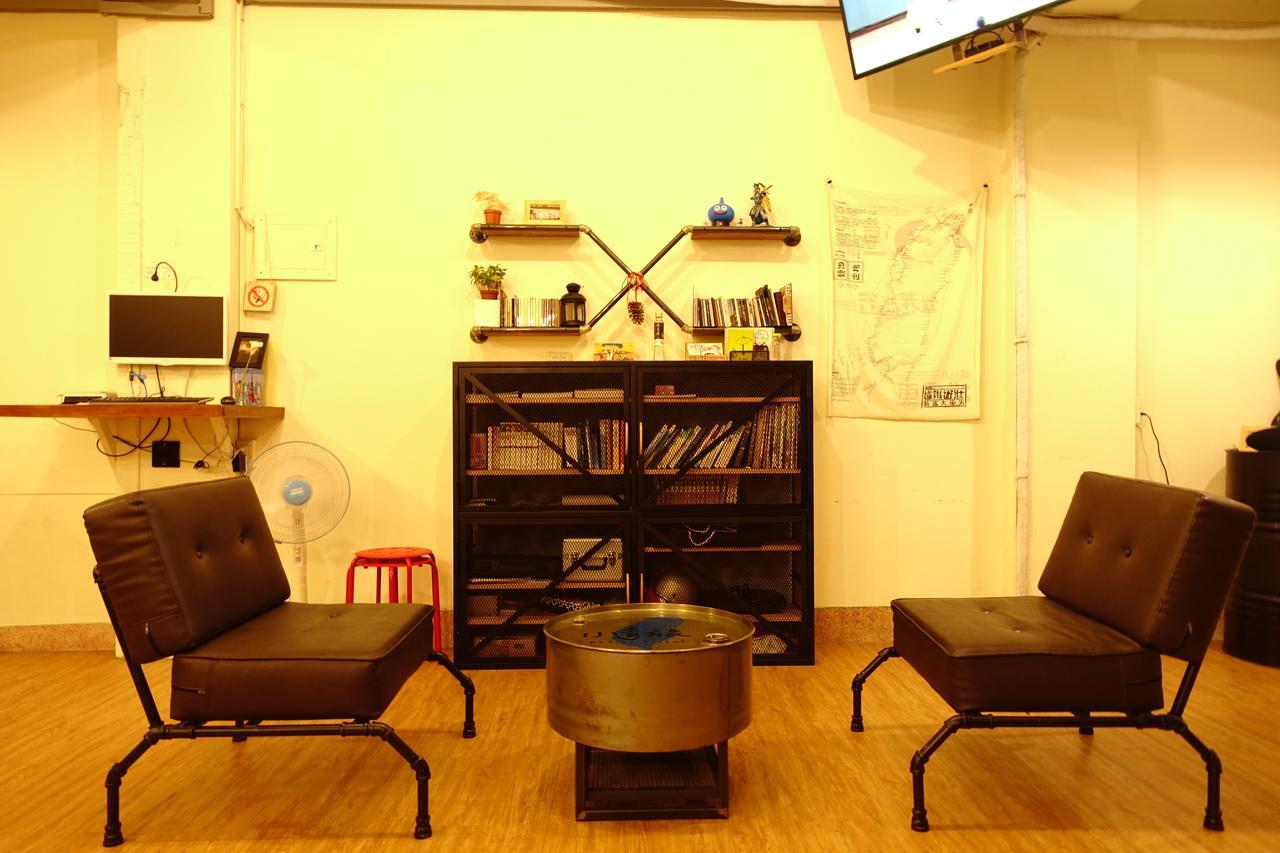 Chiayi Petite Hostel Bagian luar foto
