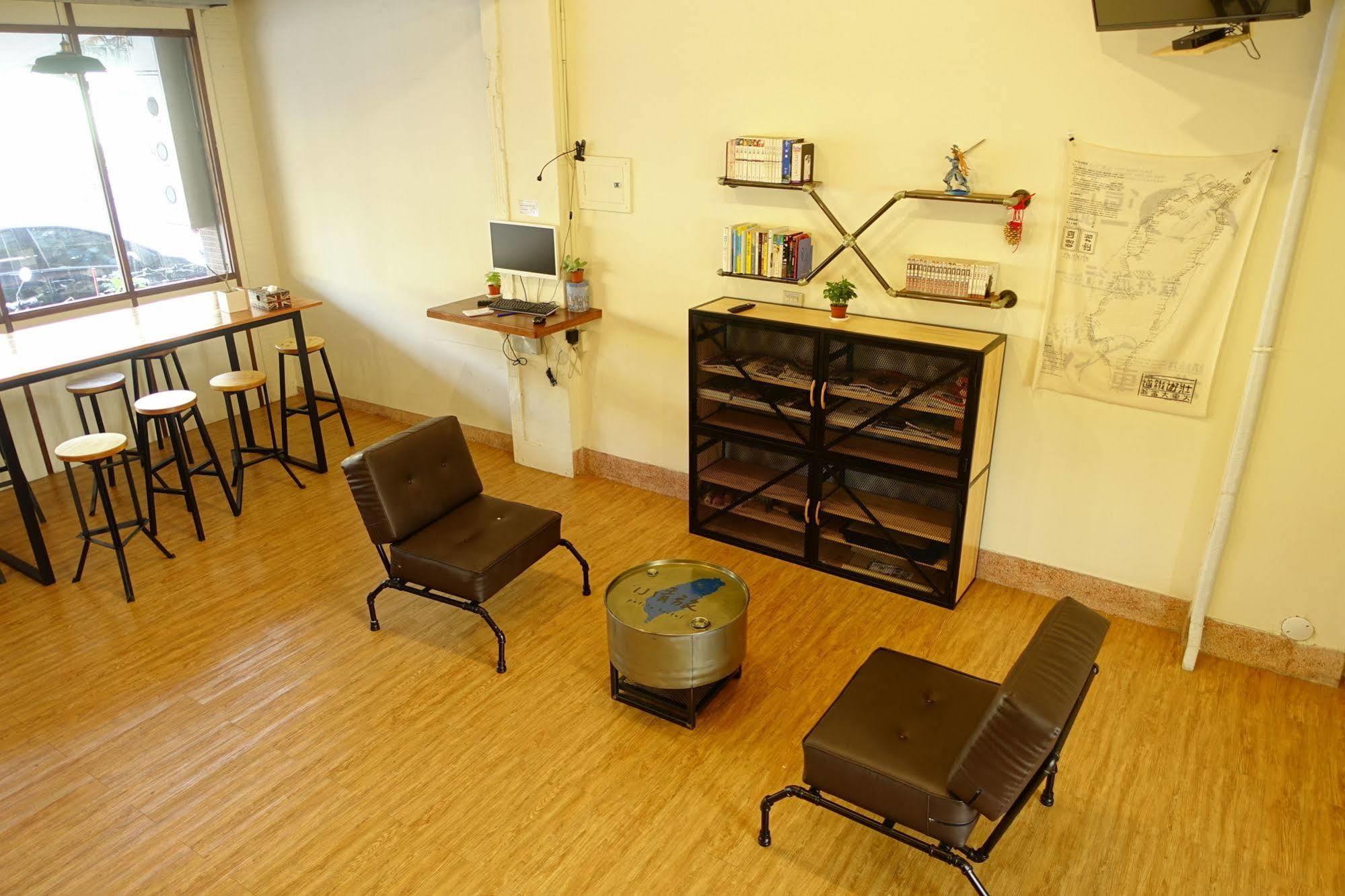 Chiayi Petite Hostel Bagian luar foto