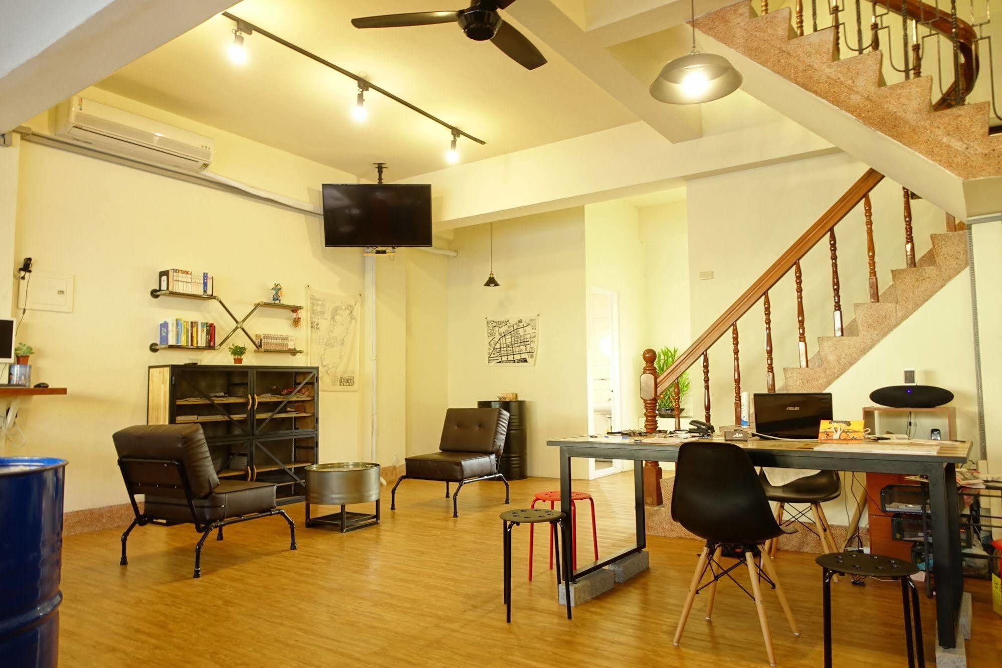 Chiayi Petite Hostel Bagian luar foto