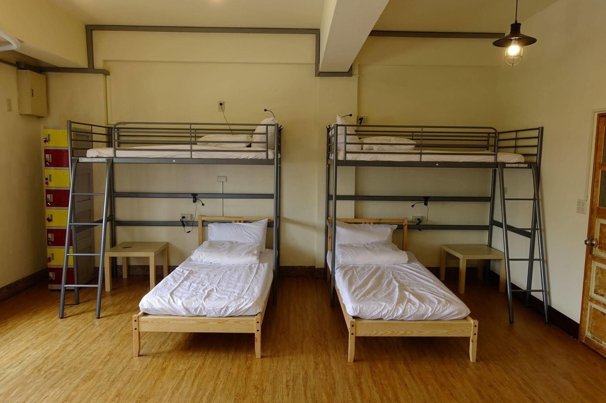 Chiayi Petite Hostel Bagian luar foto