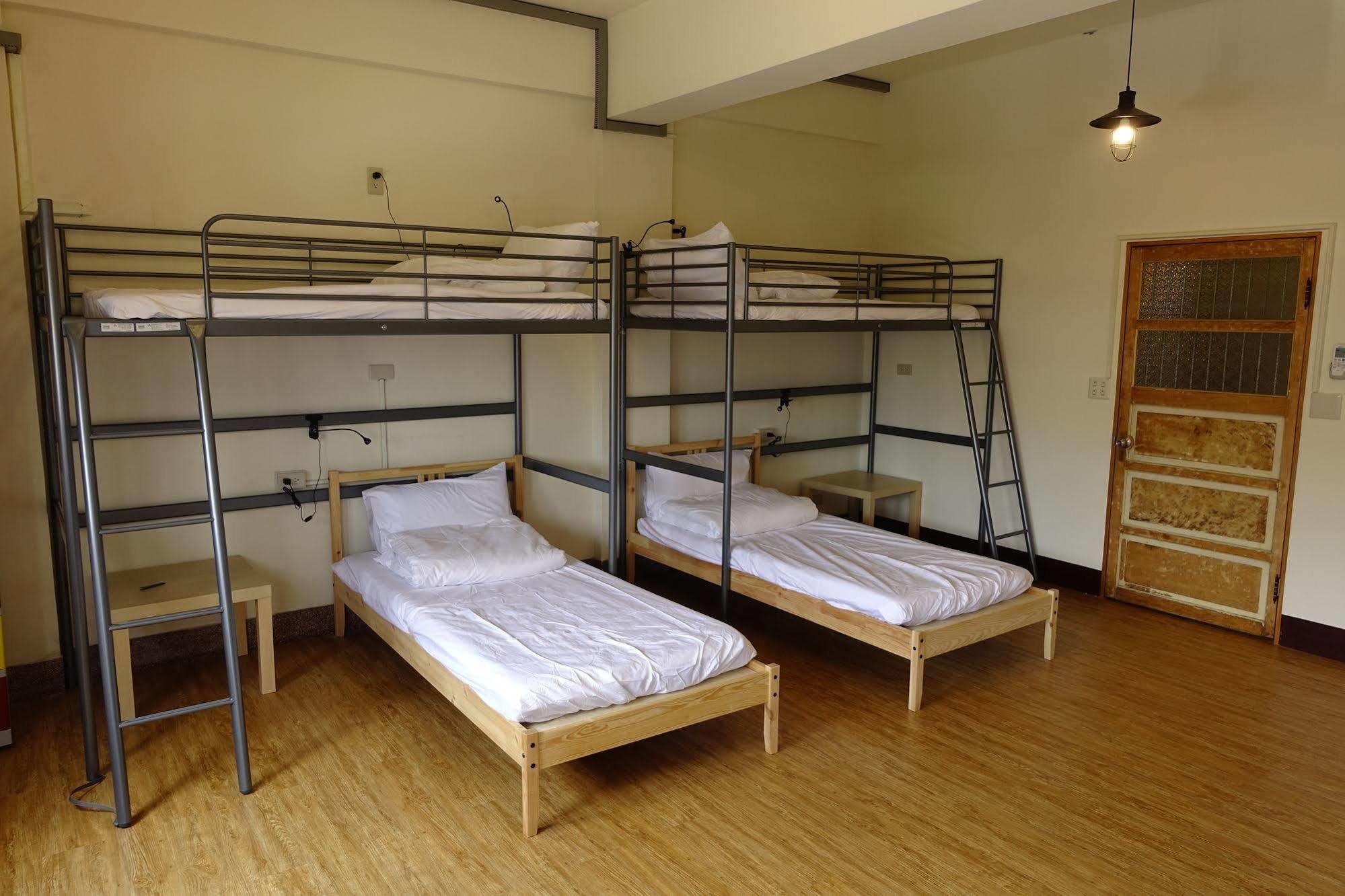 Chiayi Petite Hostel Bagian luar foto