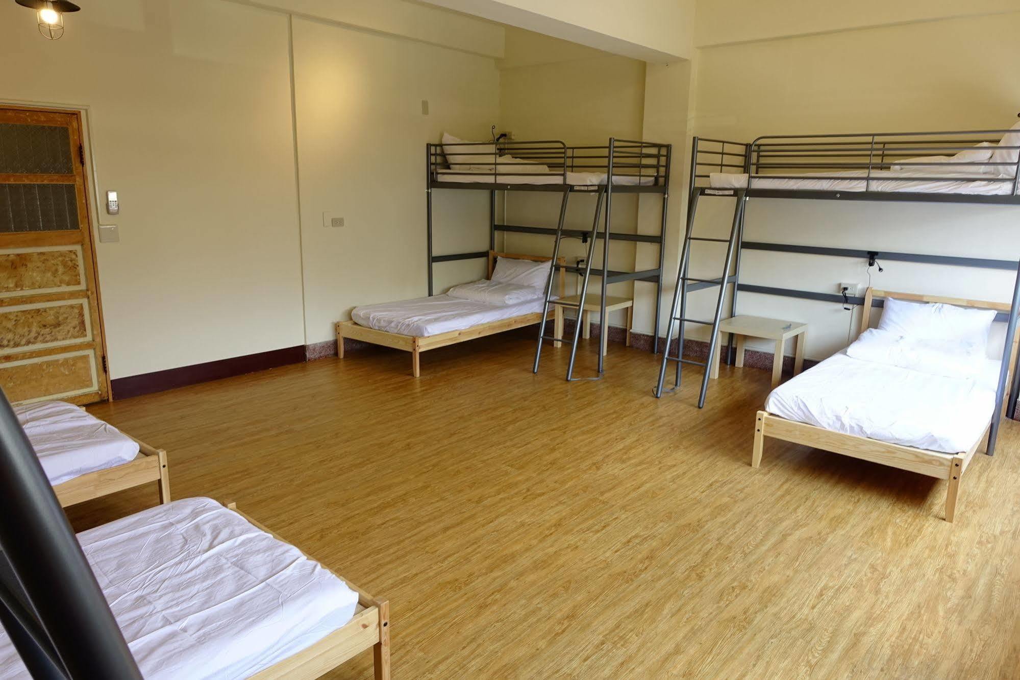Chiayi Petite Hostel Bagian luar foto