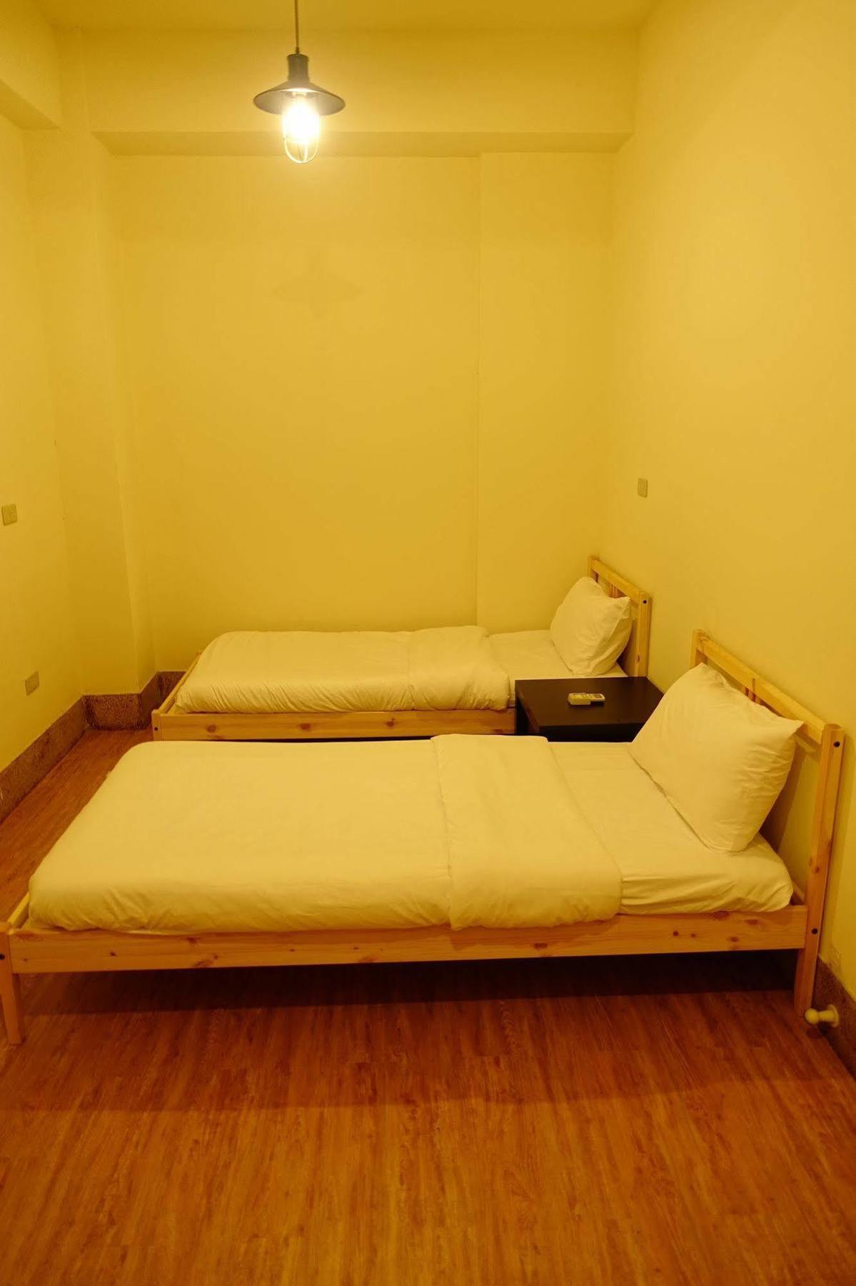 Chiayi Petite Hostel Bagian luar foto