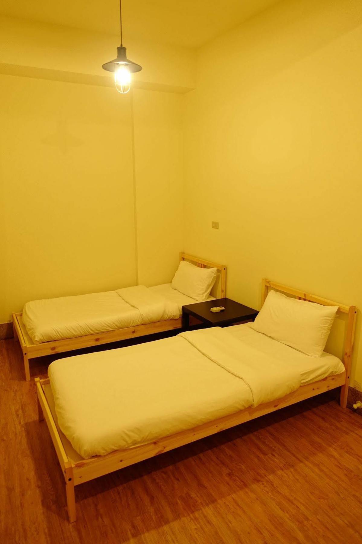 Chiayi Petite Hostel Bagian luar foto