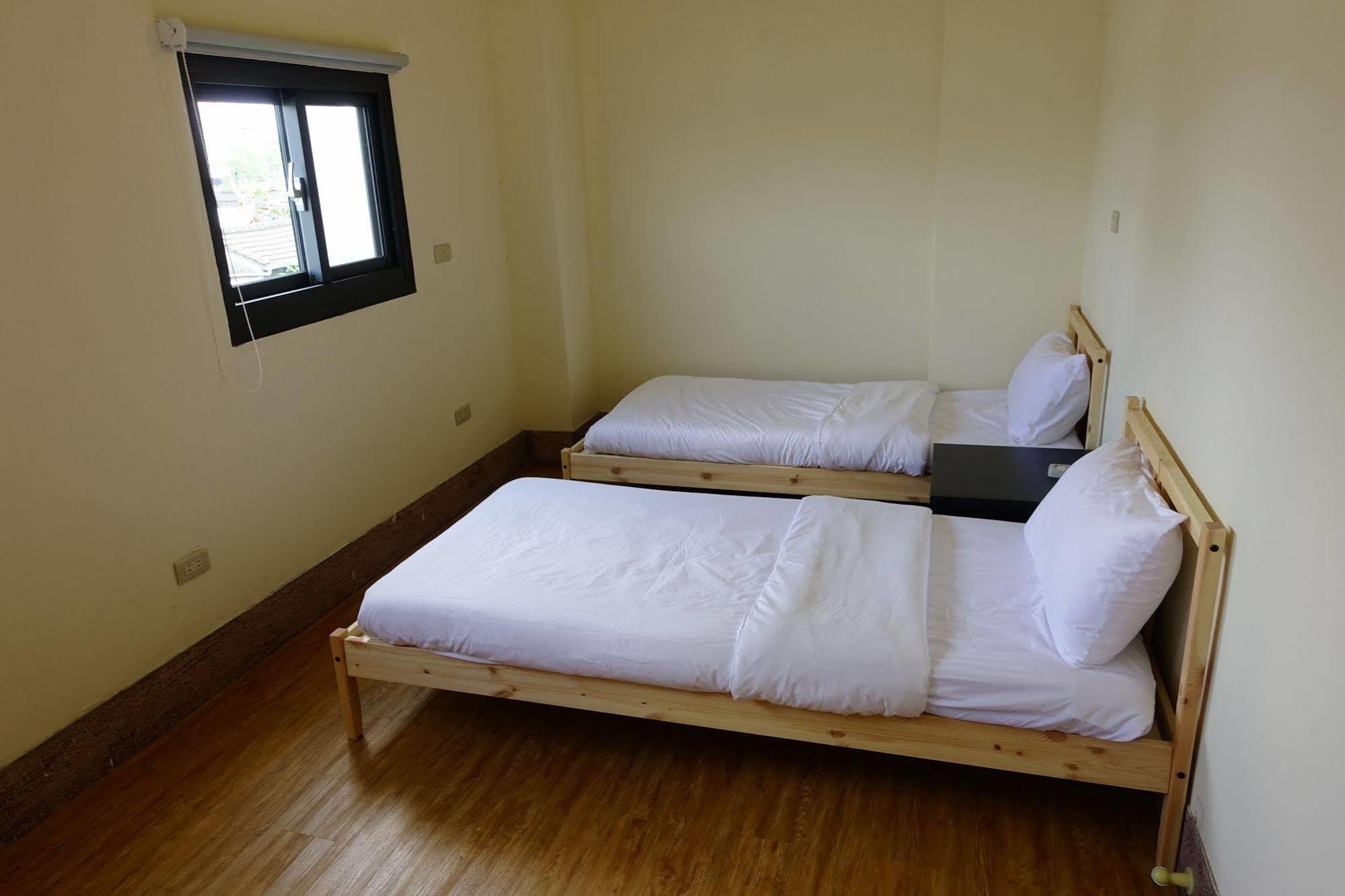 Chiayi Petite Hostel Bagian luar foto
