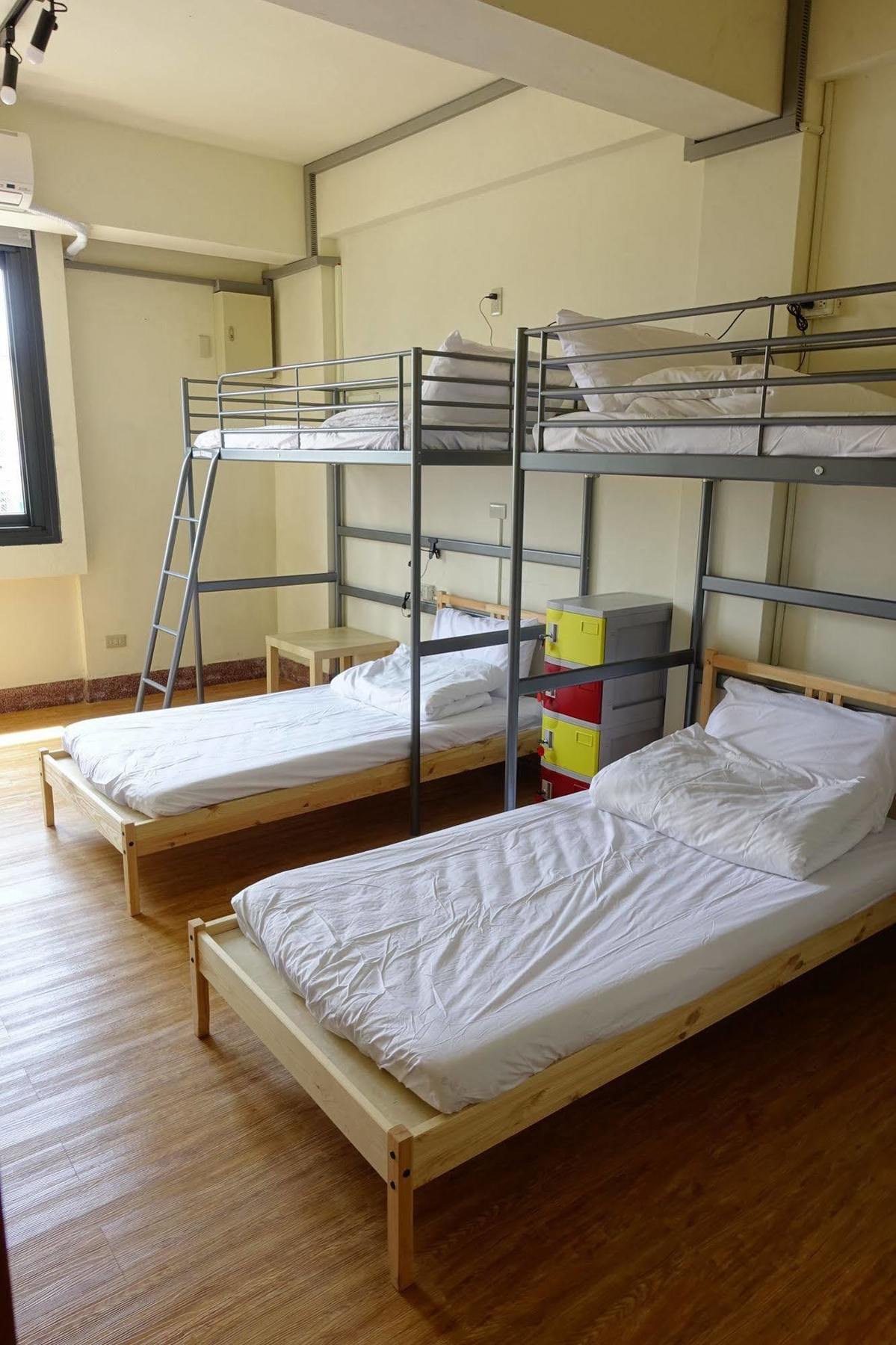 Chiayi Petite Hostel Bagian luar foto
