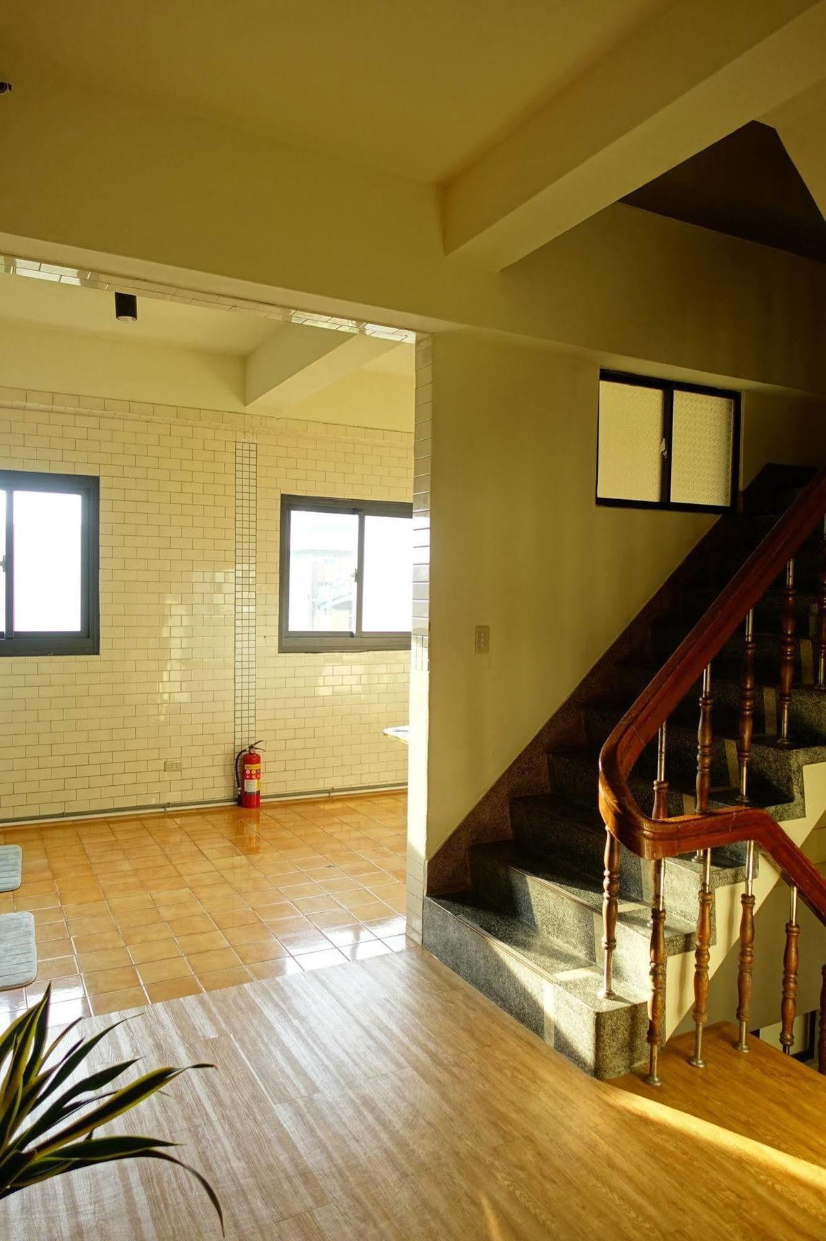 Chiayi Petite Hostel Bagian luar foto