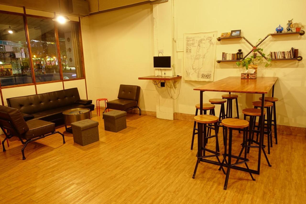 Chiayi Petite Hostel Bagian luar foto