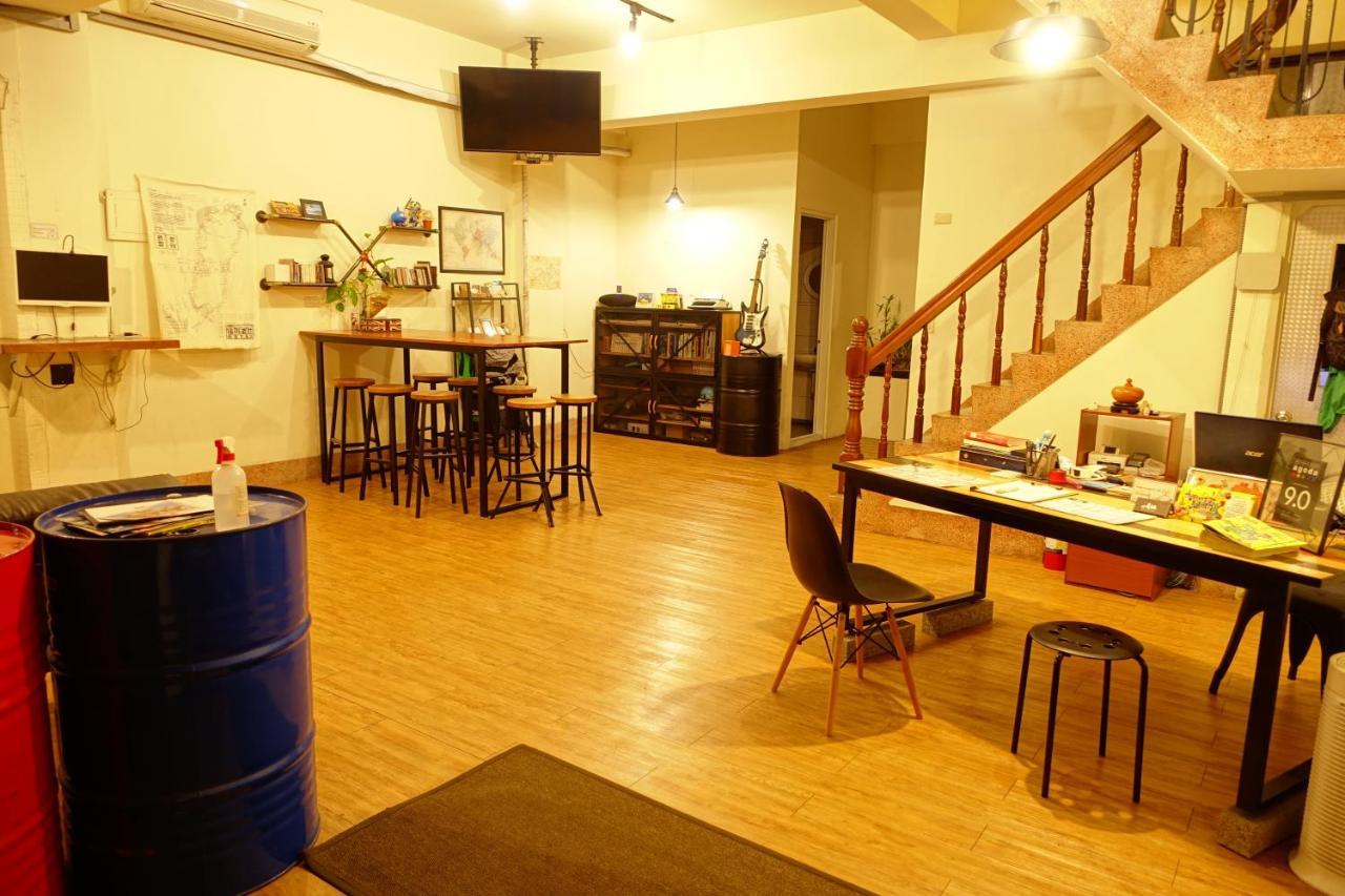 Chiayi Petite Hostel Bagian luar foto