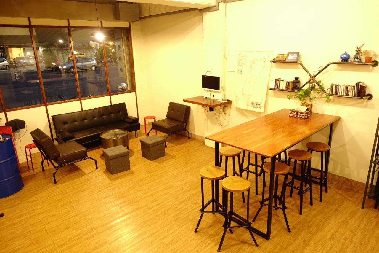 Chiayi Petite Hostel Bagian luar foto